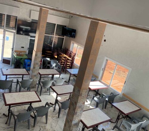 مقهى مع أرض للبيع فرصة استثمارية